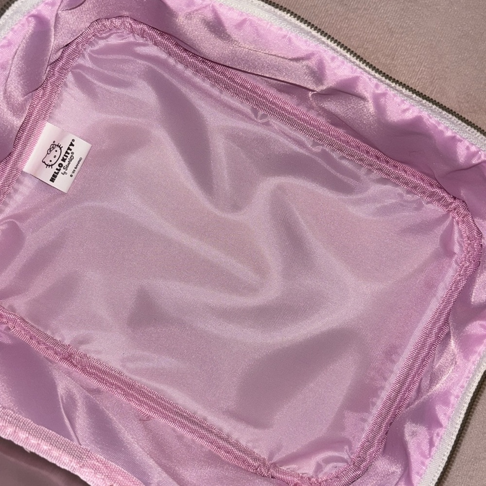 Hello Kitty Makeup Bag - Picture 5 of 5
